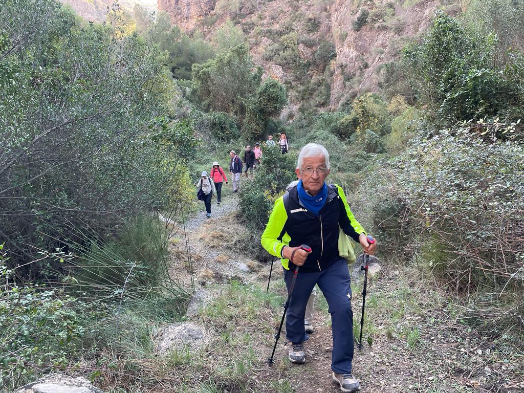 Una treintena de senderistas de Almuñécar y La Herradura recorren los senderos de  Lentegí

